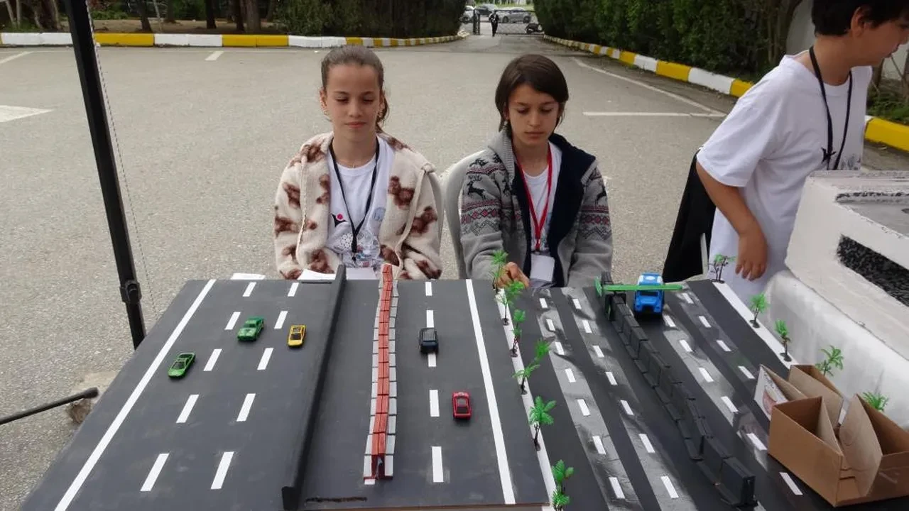 Ortaokul öğrencilerinin akıllı çöp kutusu, otonom ayrıştırma yapıyor