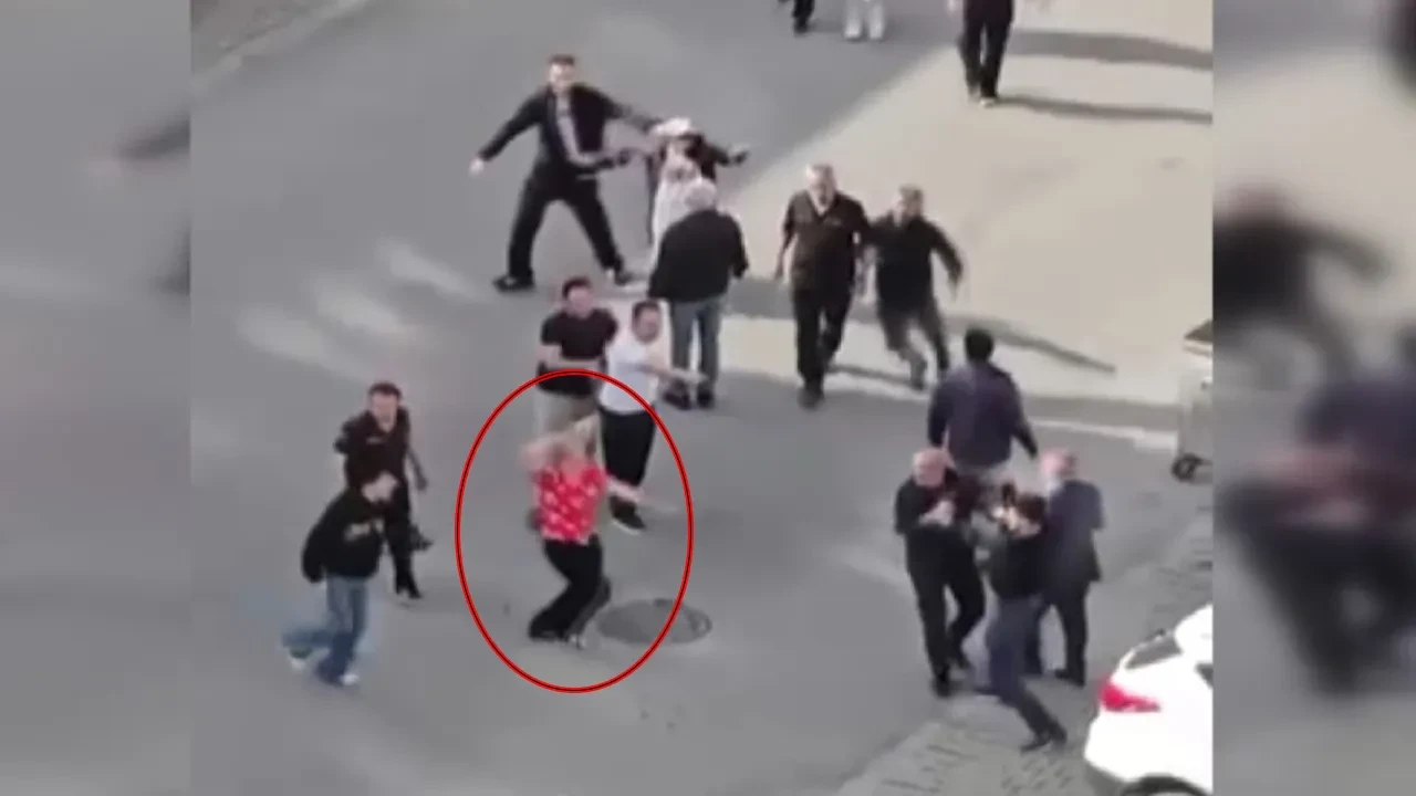 Sokak ortasındaki kavgayı anne terliği bitirdi