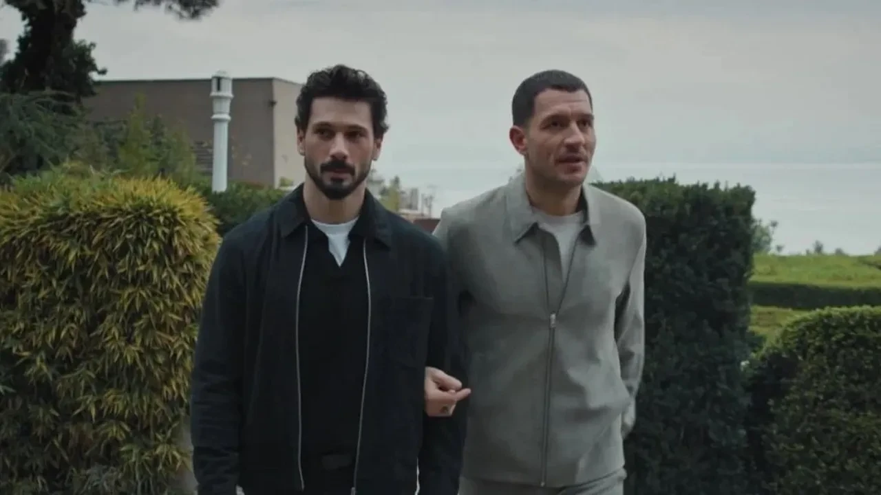 Uraz Kaygılaroğlu’ndan olay paylaşım! Deniz Can Aktaş ile Margot Robbie’yi paraşütle atlattı 