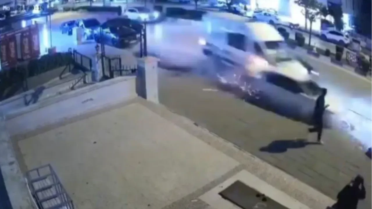 Ambulansın karıştığı zincirleme kaza kamerada! Kaldırımda yürürken santimlerle ölümden kurtuldu