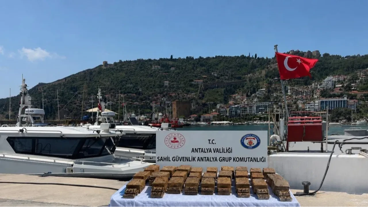 Antalya'da şüpheli paket alarmı! 40 kilogram macun esrar bulundu