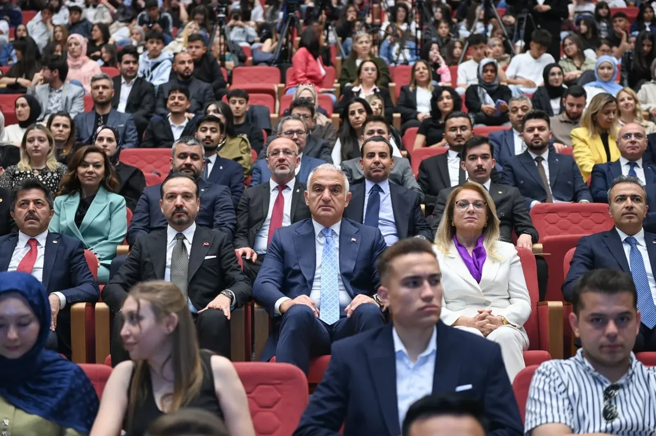 Bakan Ersoy’dan gençlere Türkçe'ye sahip çıkma çağrısı: 'Diline sahip çıkan millet geleceğine sahip çıkar!'