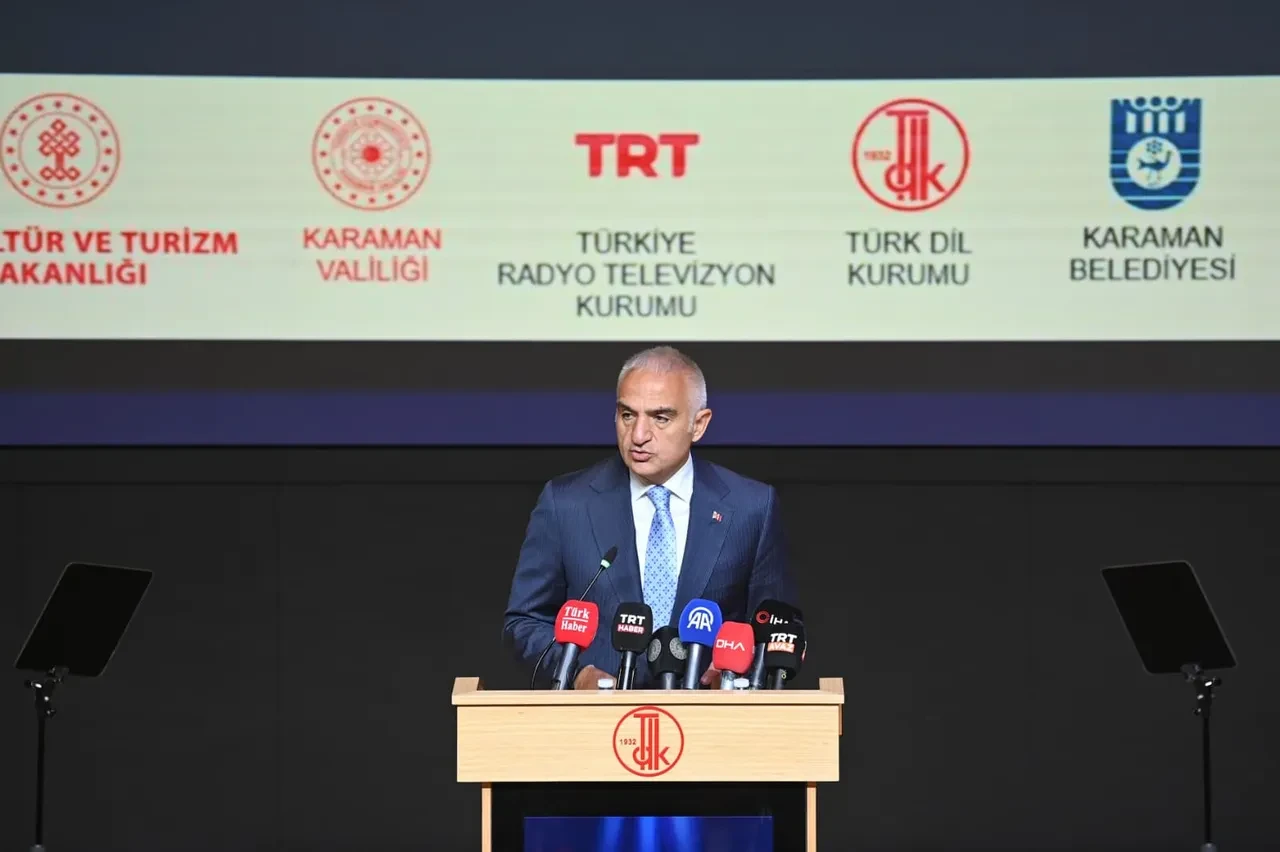 Bakan Ersoy’dan gençlere Türkçe'ye sahip çıkma çağrısı: 'Diline sahip çıkan millet geleceğine sahip çıkar!'