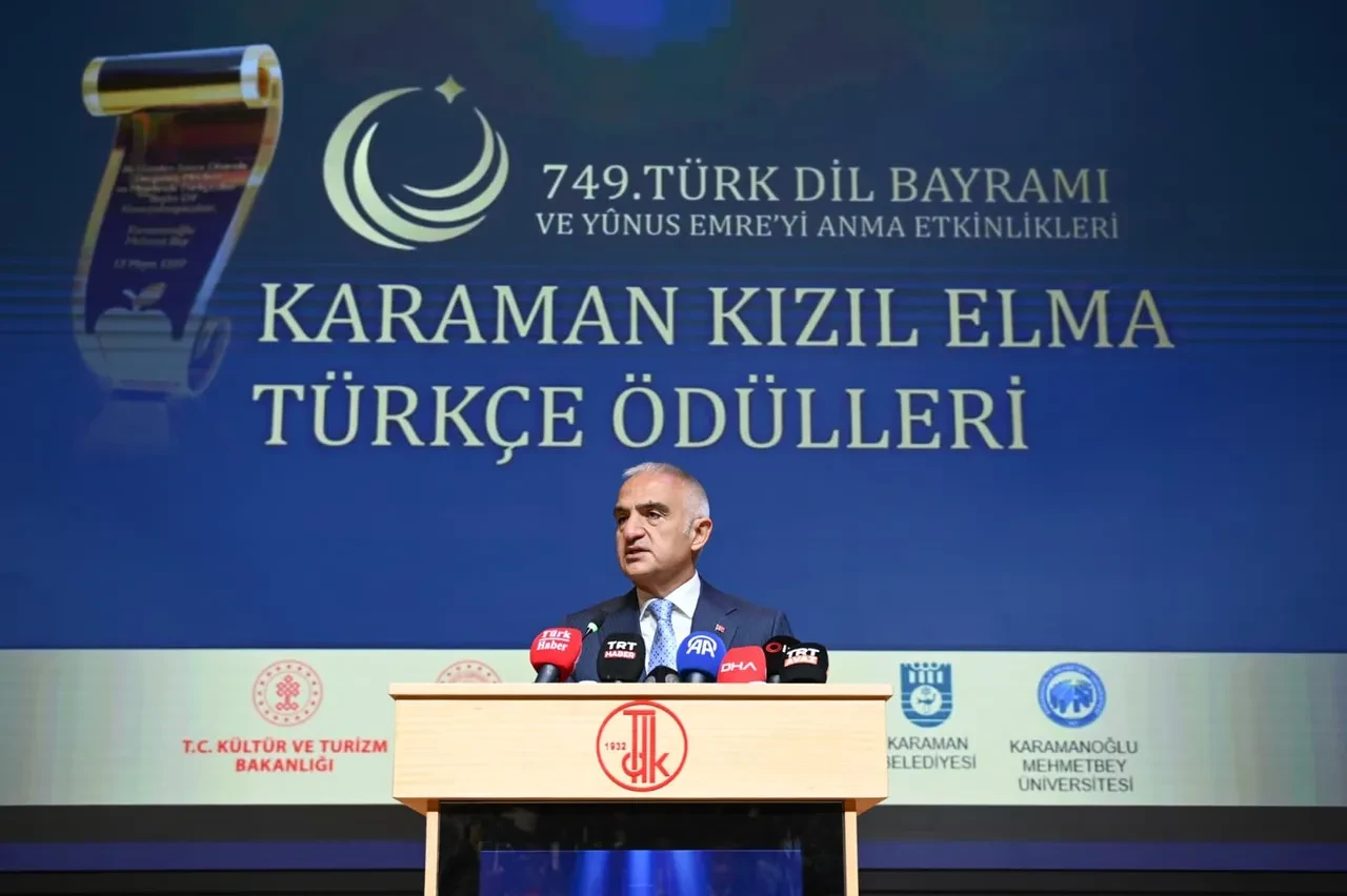 Bakan Ersoy’dan gençlere Türkçe'ye sahip çıkma çağrısı: 'Diline sahip çıkan millet geleceğine sahip çıkar!'