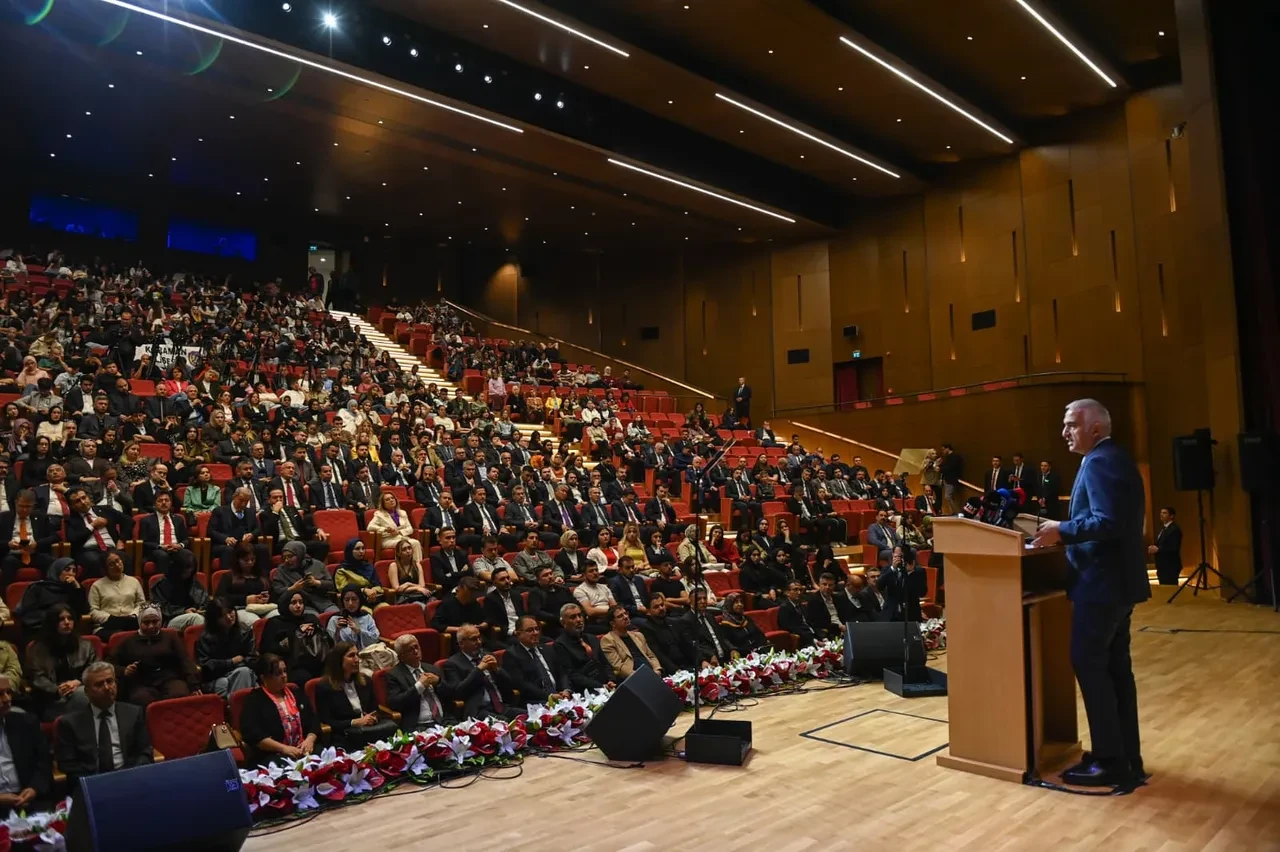 Bakan Ersoy’dan gençlere Türkçe'ye sahip çıkma çağrısı: 'Diline sahip çıkan millet geleceğine sahip çıkar!'