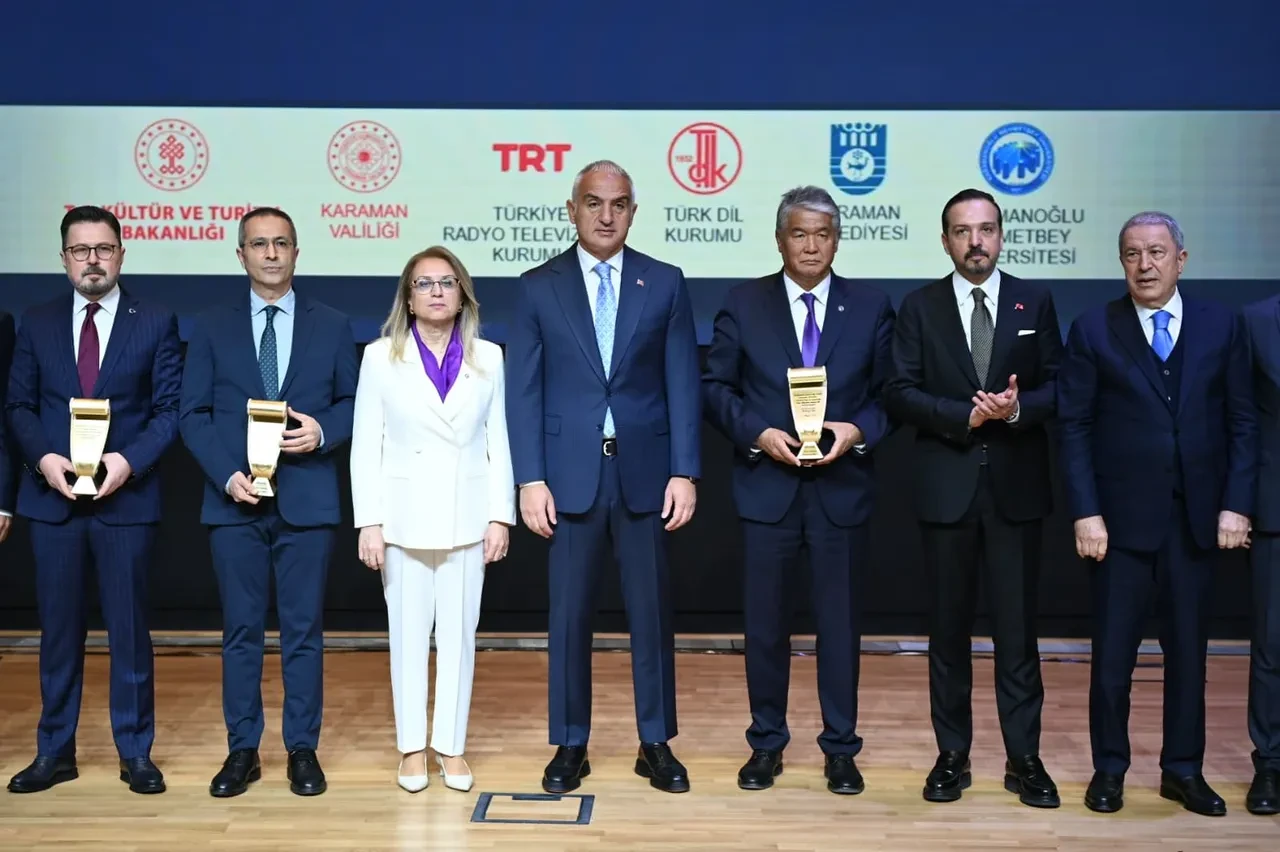 Bakan Ersoy’dan gençlere Türkçe'ye sahip çıkma çağrısı: 'Diline sahip çıkan millet geleceğine sahip çıkar!'