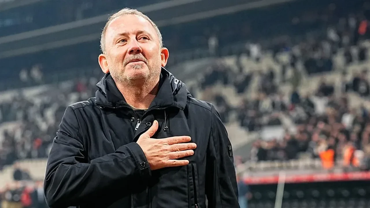 Beşiktaş'ta büyük temizlik: Sergen Yalçın ile devam kararı sonrası 9 futbolcunun bileti kesildi!