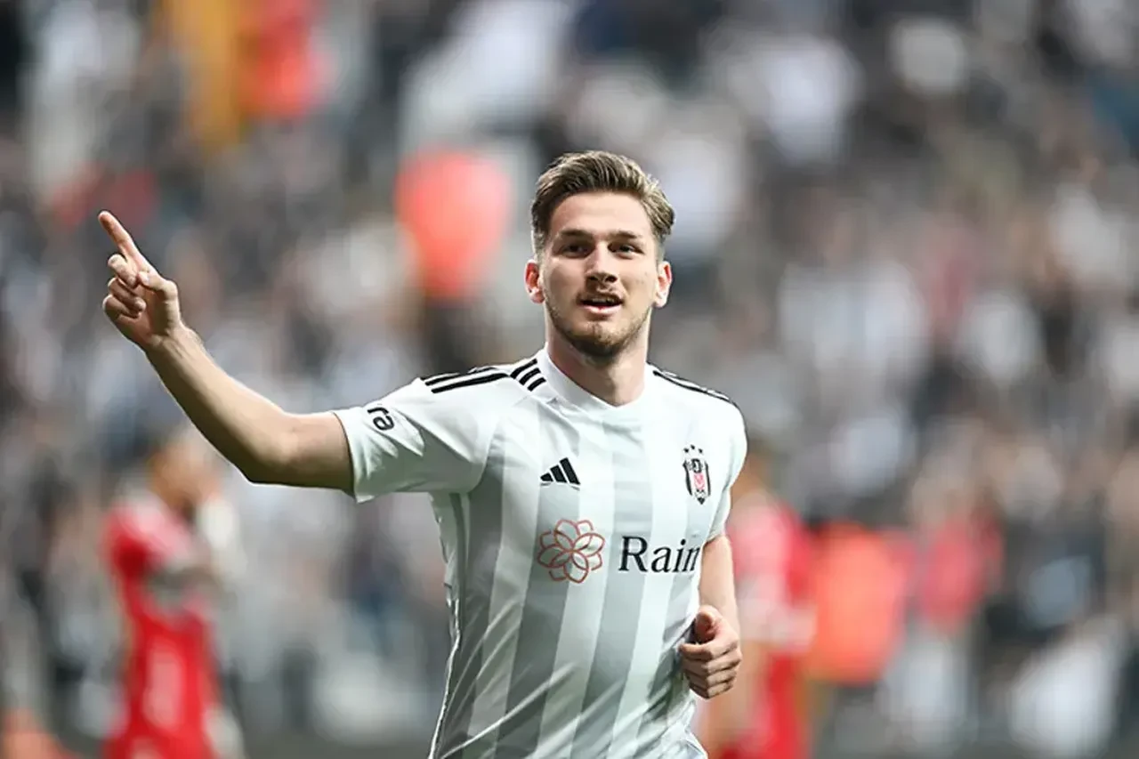 Beşiktaş'ta büyük temizlik: Sergen Yalçın ile devam kararı sonrası 9 futbolcunun bileti kesildi!