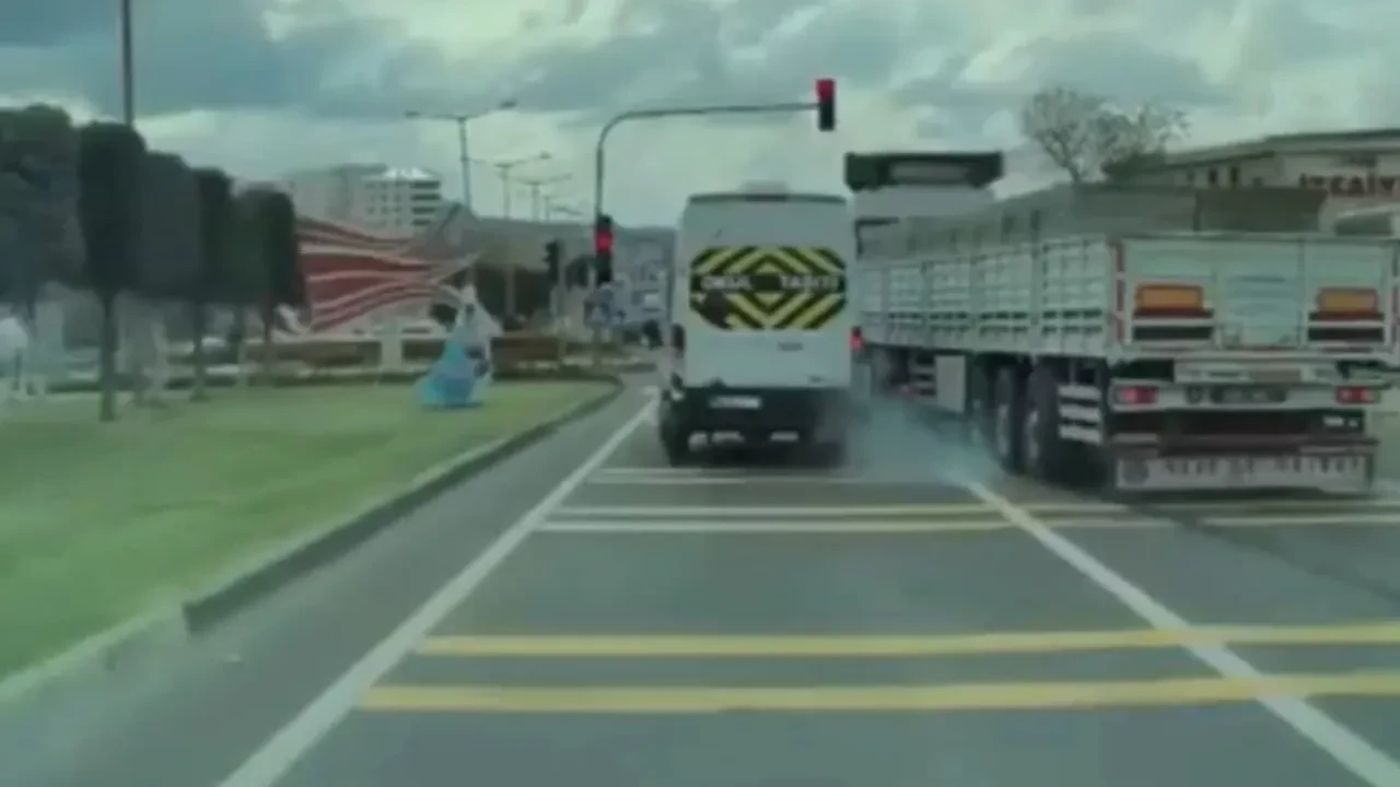 Faciaya ramak kala! Tırın öğrenci servisleriyle tehlikeli manevrası kamerada