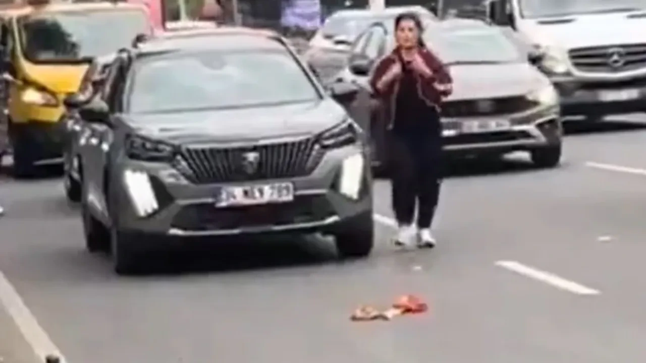 Galatasaray bayrağını yerden aldı diye saldırdılar! Bir daha maça gidemeyecek