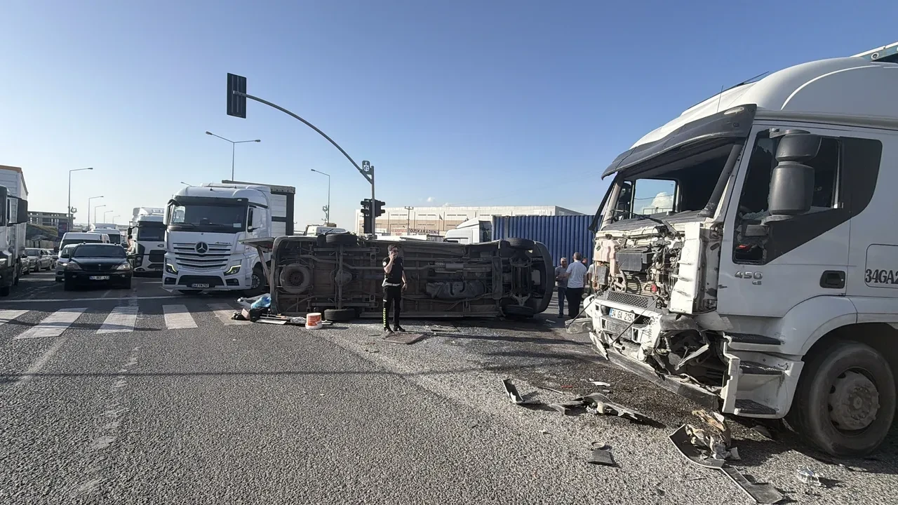 Kocaeli'de işçi servisi ile tır çarpıştı: 1 ölü, 7 yaralı