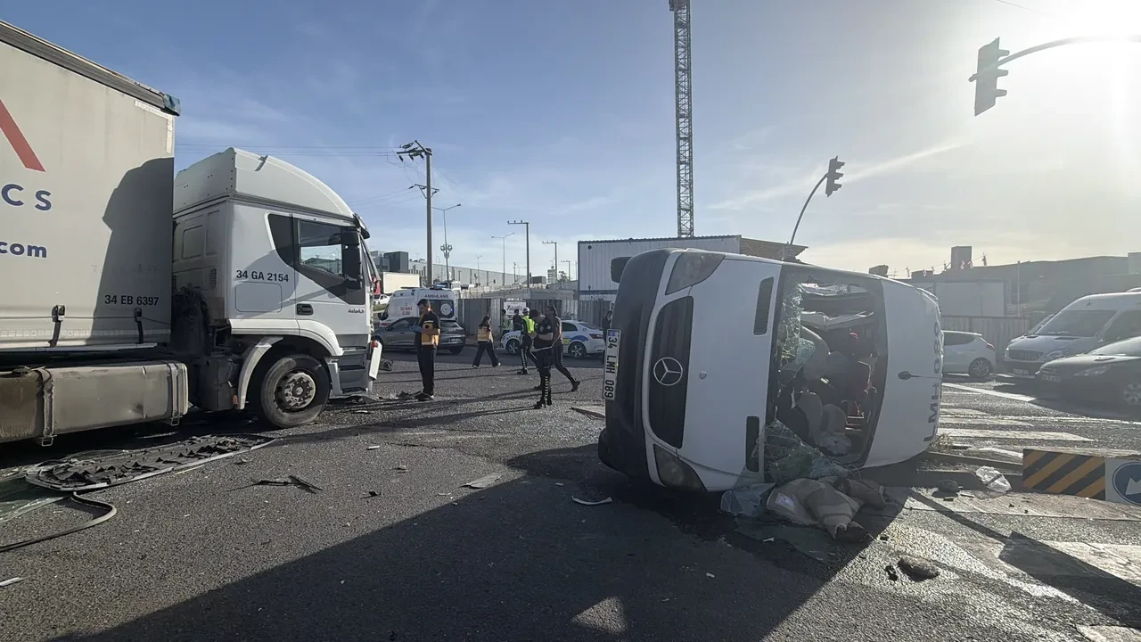 Kocaeli'de işçi servisi ile tır çarpıştı: 1 ölü, 7 yaralı