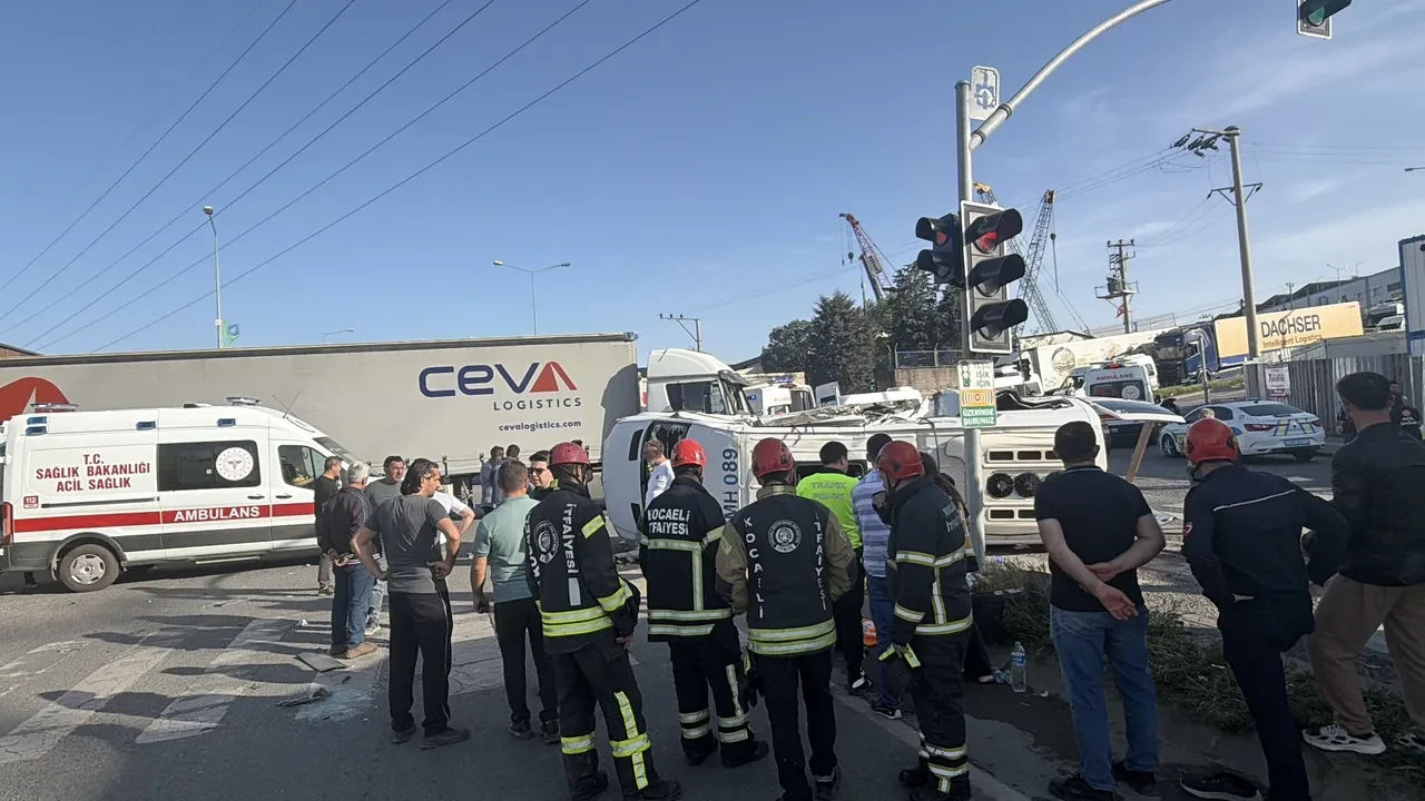 Kocaeli'de işçi servisi ile tır çarpıştı: 1 ölü, 7 yaralı