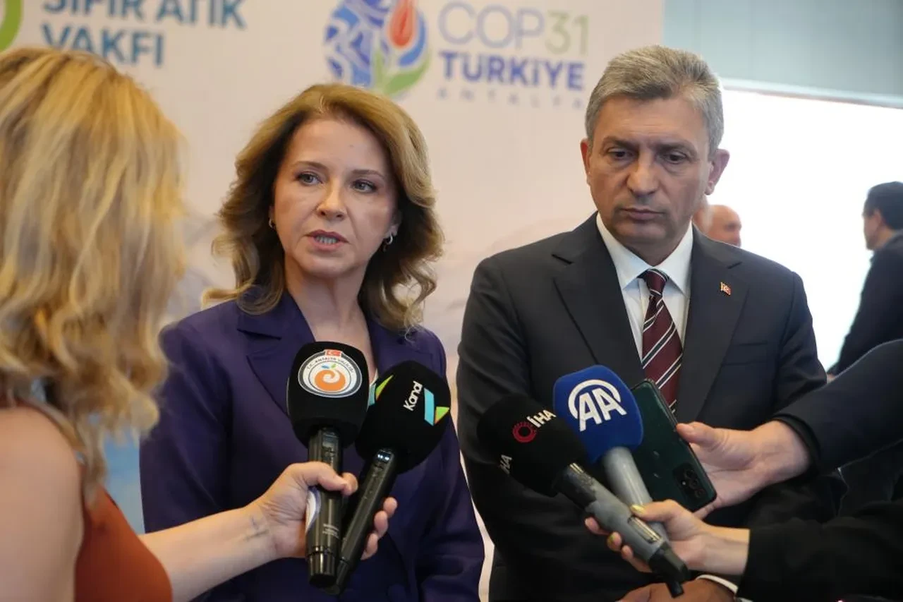 Masmavi deniz kahverengiye döndü: Çevre katliamının cezası ağır oldu!