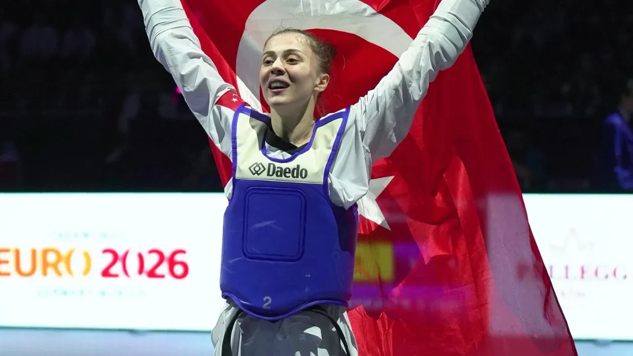Milli tekvandocu Merve Dinçel Kavurat, Avrupa şampiyonu oldu! Almanya'da altın madalyayı kaptı