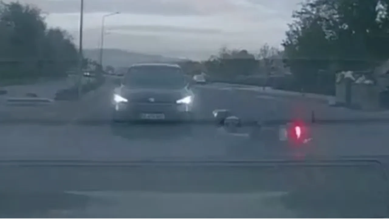 Motosiklet sürücüsü otomobilin altında kalmaktan son anda kurtuldu