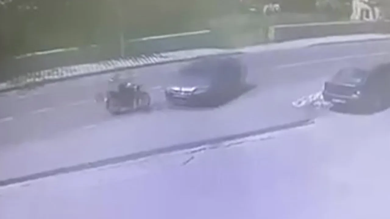 Motosikletin otomobille çarpıştığı kaza iş yeri kamerasına takıldı
