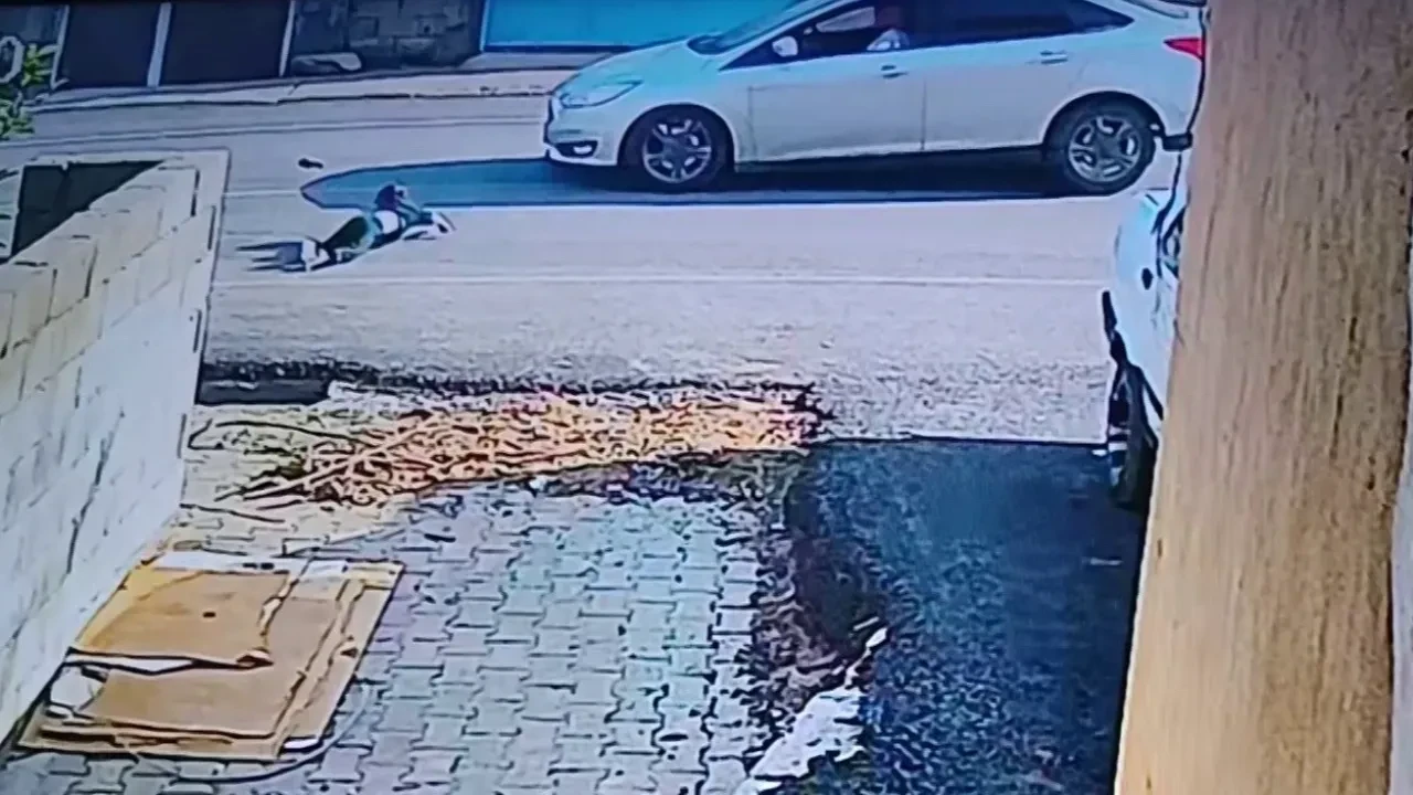 Otomobilin çarptığı çocuk metrelerce sürüklendi! O anlar kamerada 
