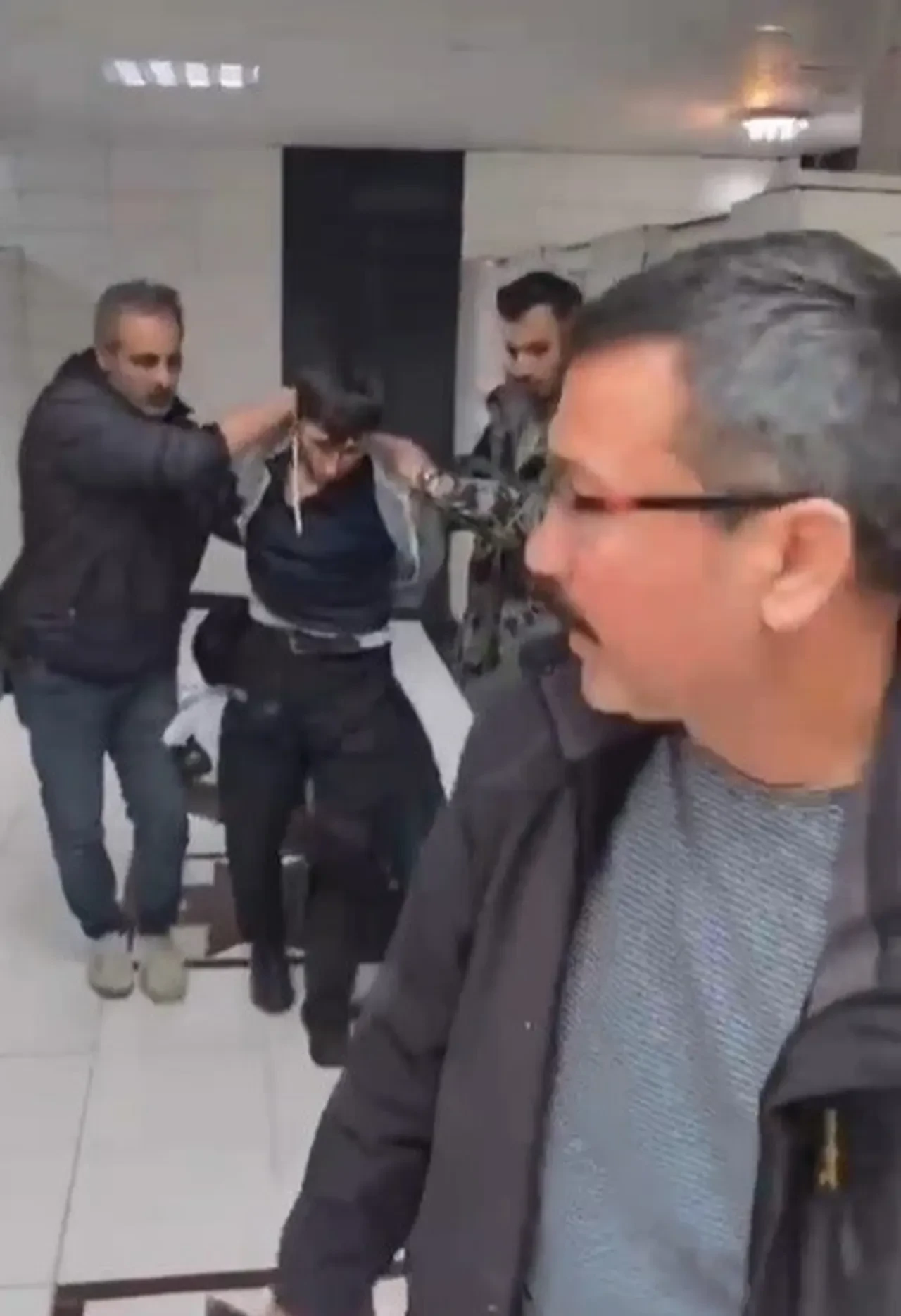 Polis bile gözlerine inanamadı! 15 yıl cezası vardı, saklandığı yer 'yok artık' dedirtti