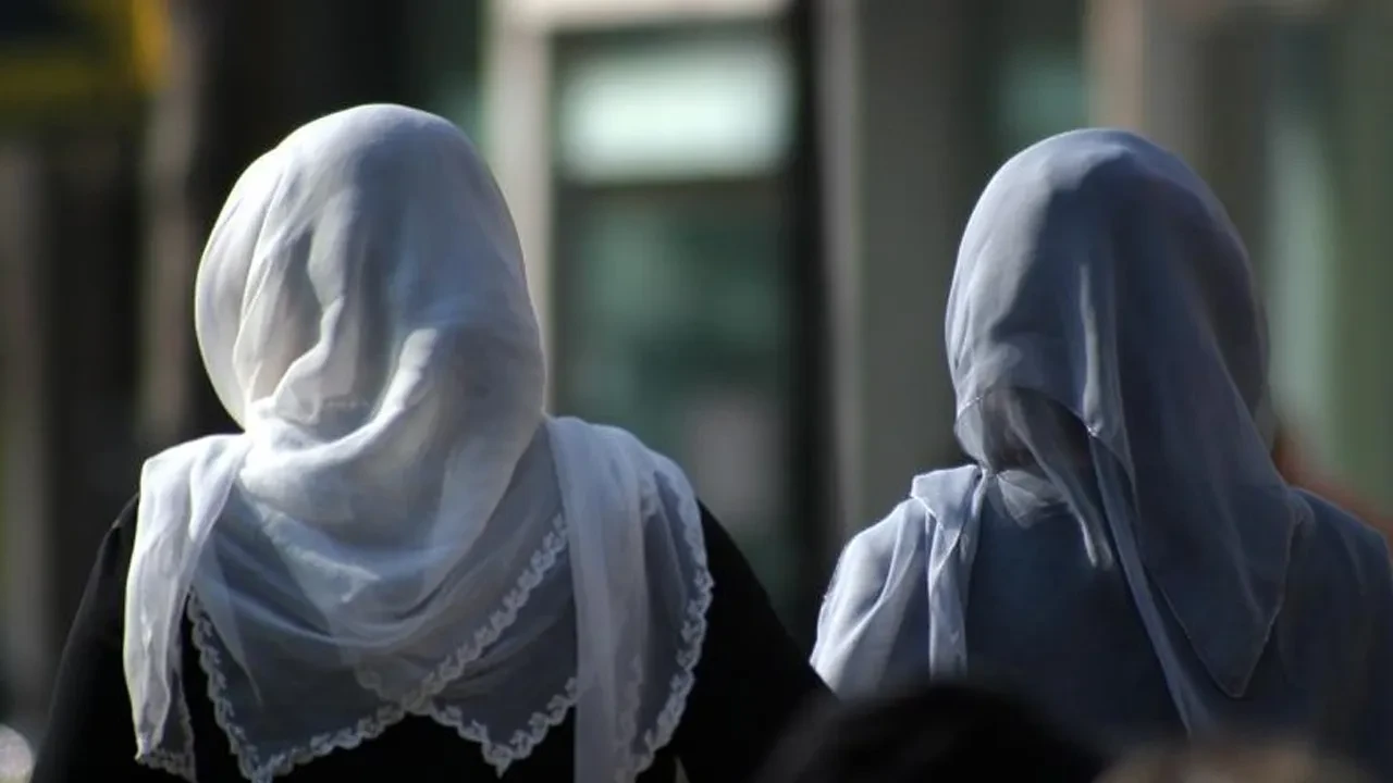 Skandal başörtü düşmanlığı! Oruçlarını bozmaya çalıştı, kızı başörtülü diye işten çıkardı