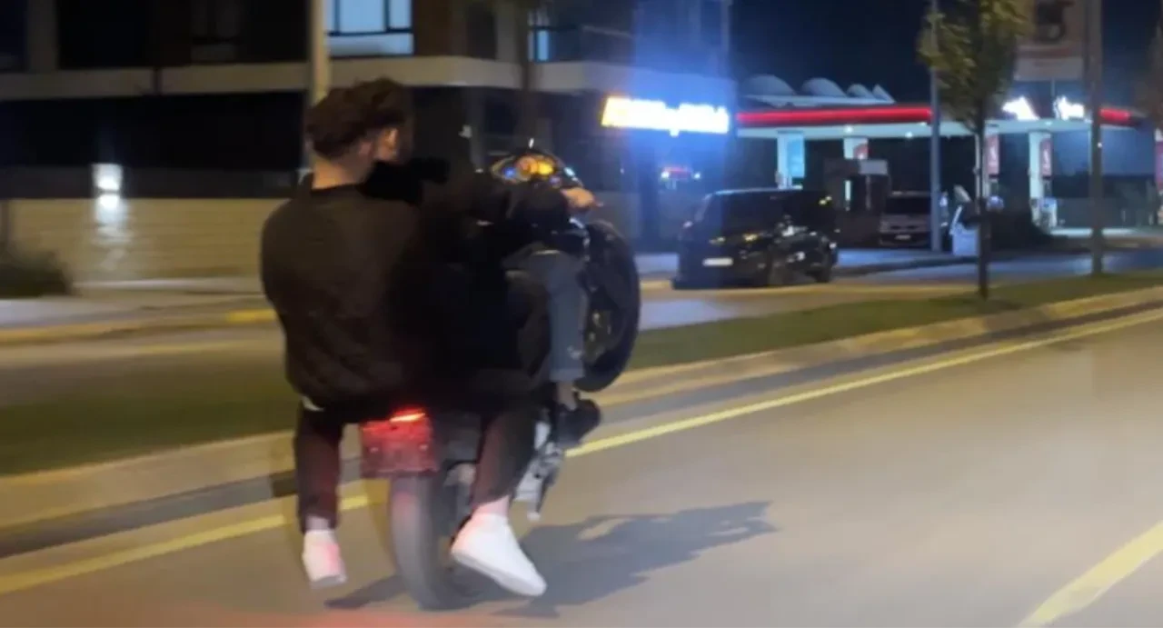 Trafik magandaları yine iş başında! Plaka ve kask yok, akrobasi var