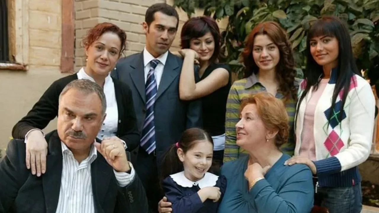 Yaprak Dökümü dizisinin iki yıldızı yıllar sonra bir arada! Bennu Yıldırımlar ve Deniz Çakır aynı karede