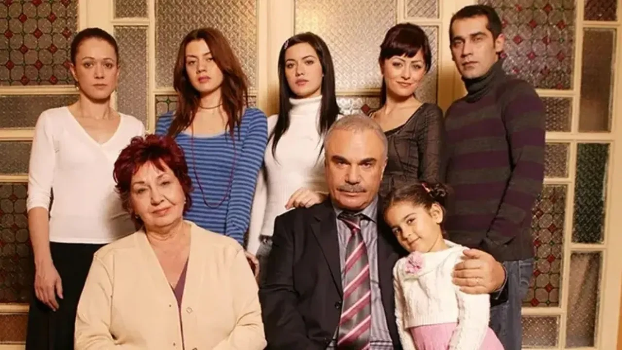 Yaprak Dökümü dizisinin iki yıldızı yıllar sonra bir arada! Bennu Yıldırımlar ve Deniz Çakır aynı karede