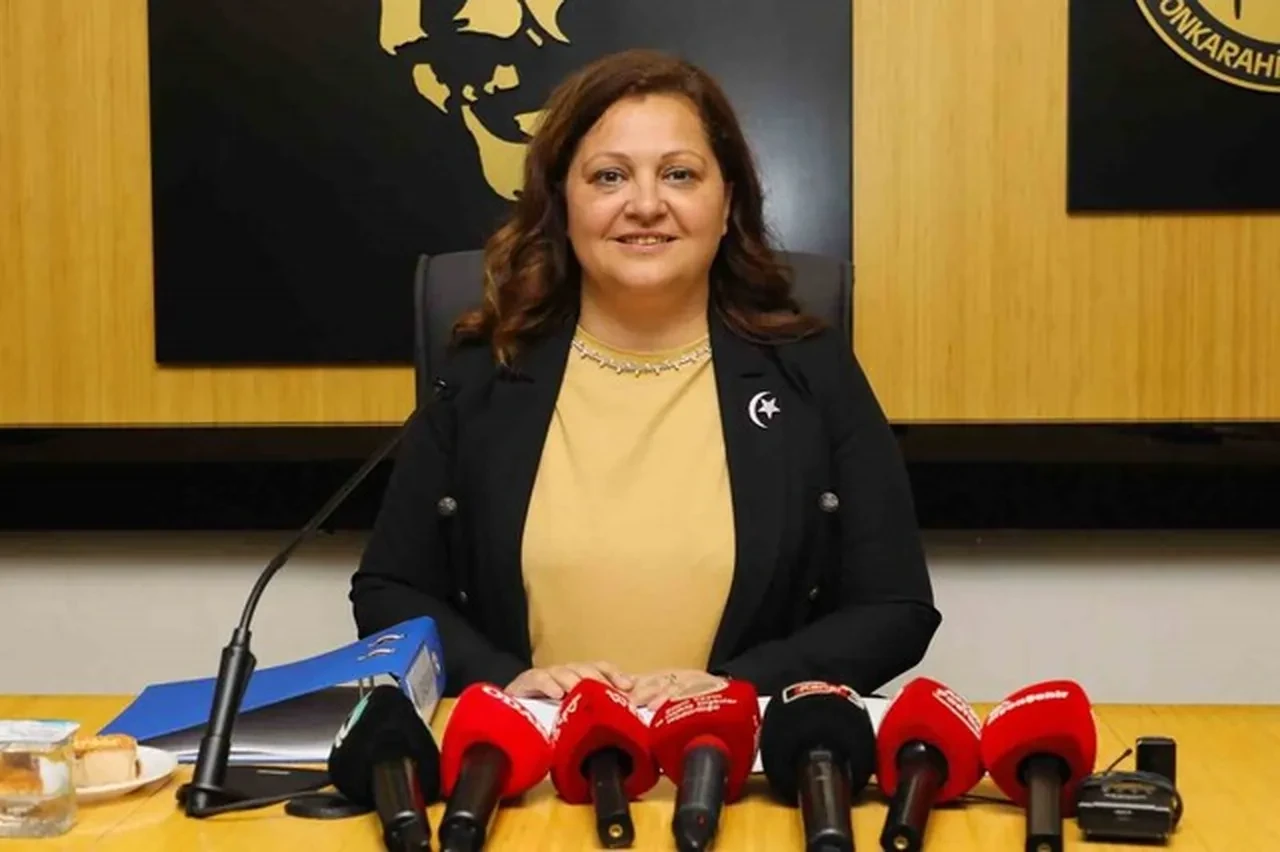 AK Parti'ye geçen Afyonkarahisar Belediye Başkanı Burcu Köksal kimdir kaç yaşında?
