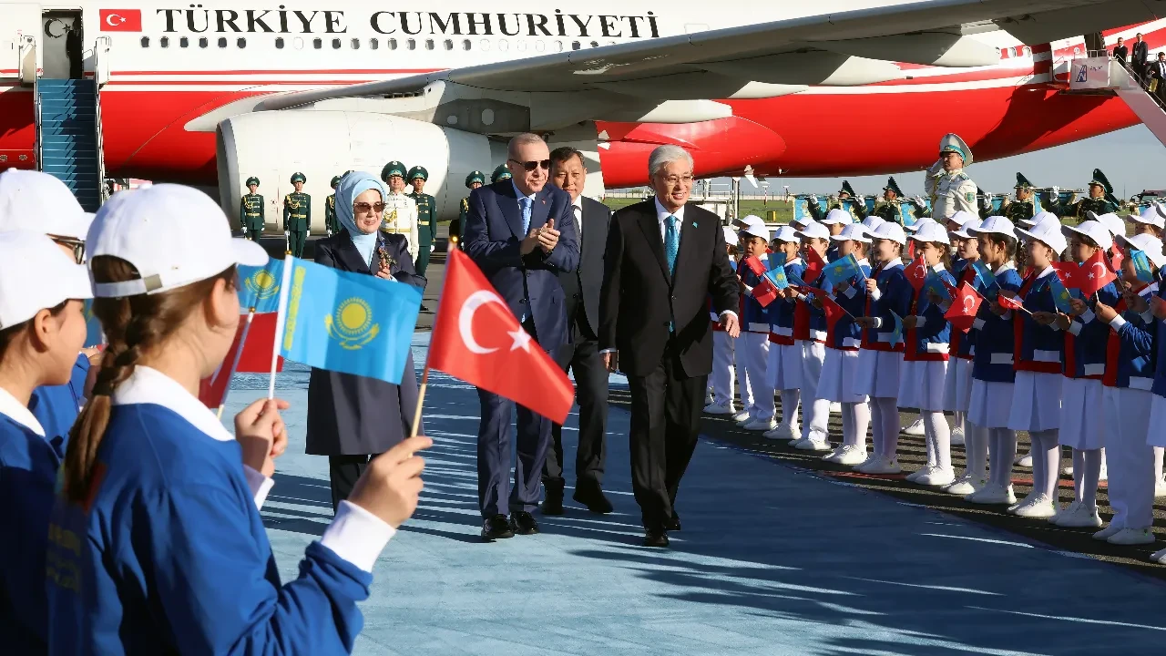 Cumhurbaşkanı Erdoğan'a Kazakistan'da görkemli karşılama