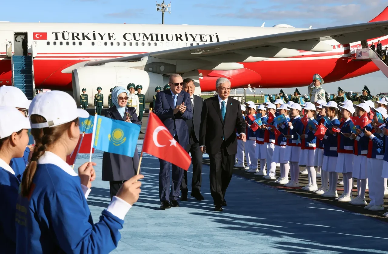 Cumhurbaşkanı Erdoğan'a Kazakistan'da görkemli karşılama