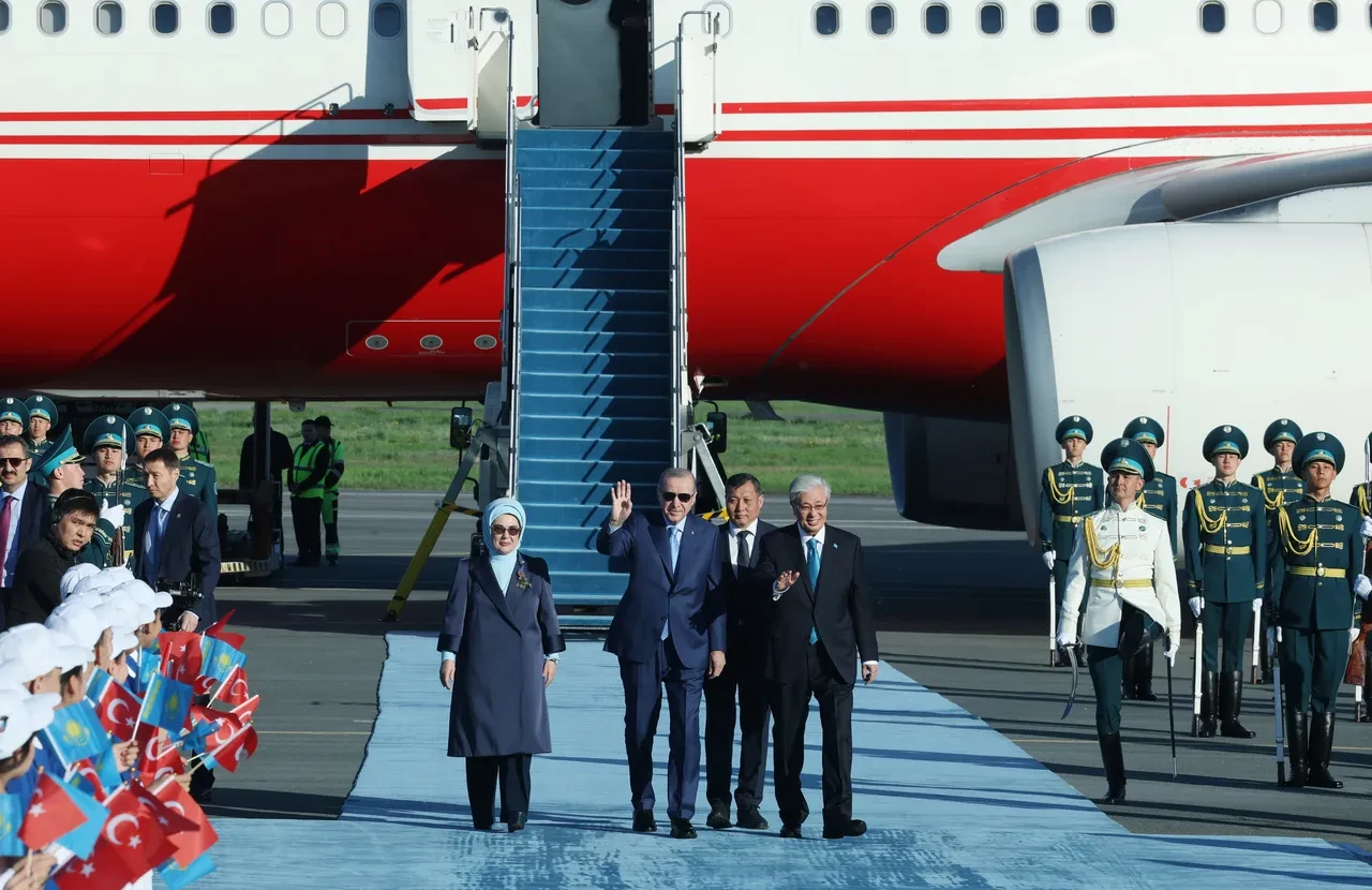 Cumhurbaşkanı Erdoğan'a Kazakistan'da görkemli karşılama