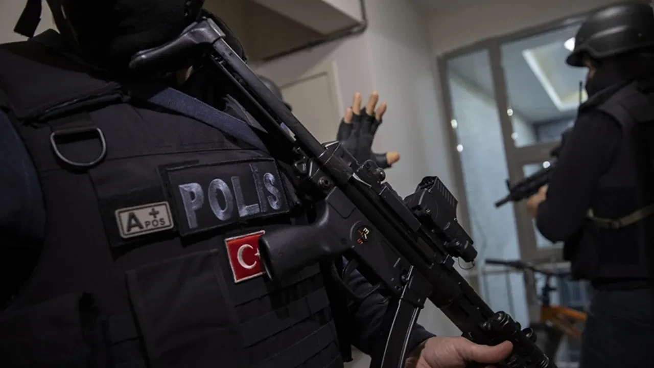 Ev ev değil resmen mühimmat deposu! Polis elini nereye attıysa silah çıktı