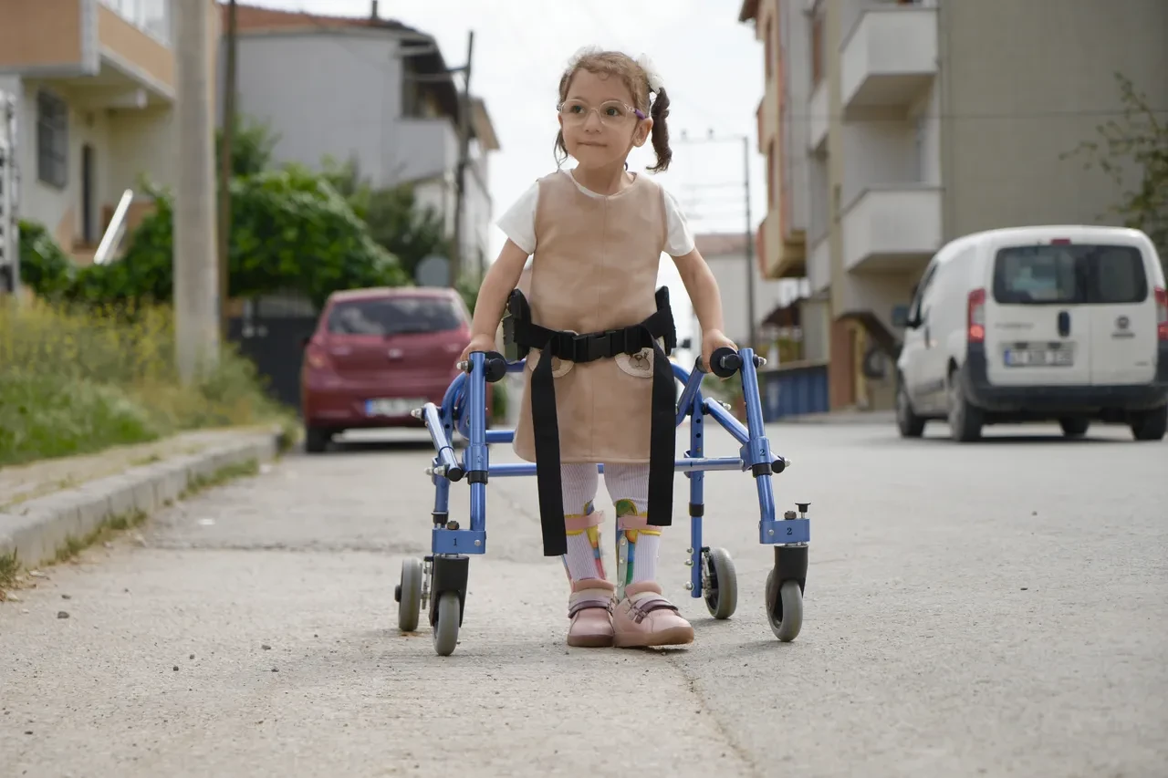Fedakar baba, serebral palsili kızı Lina için su borusundan yürüme bariyeri yaptı