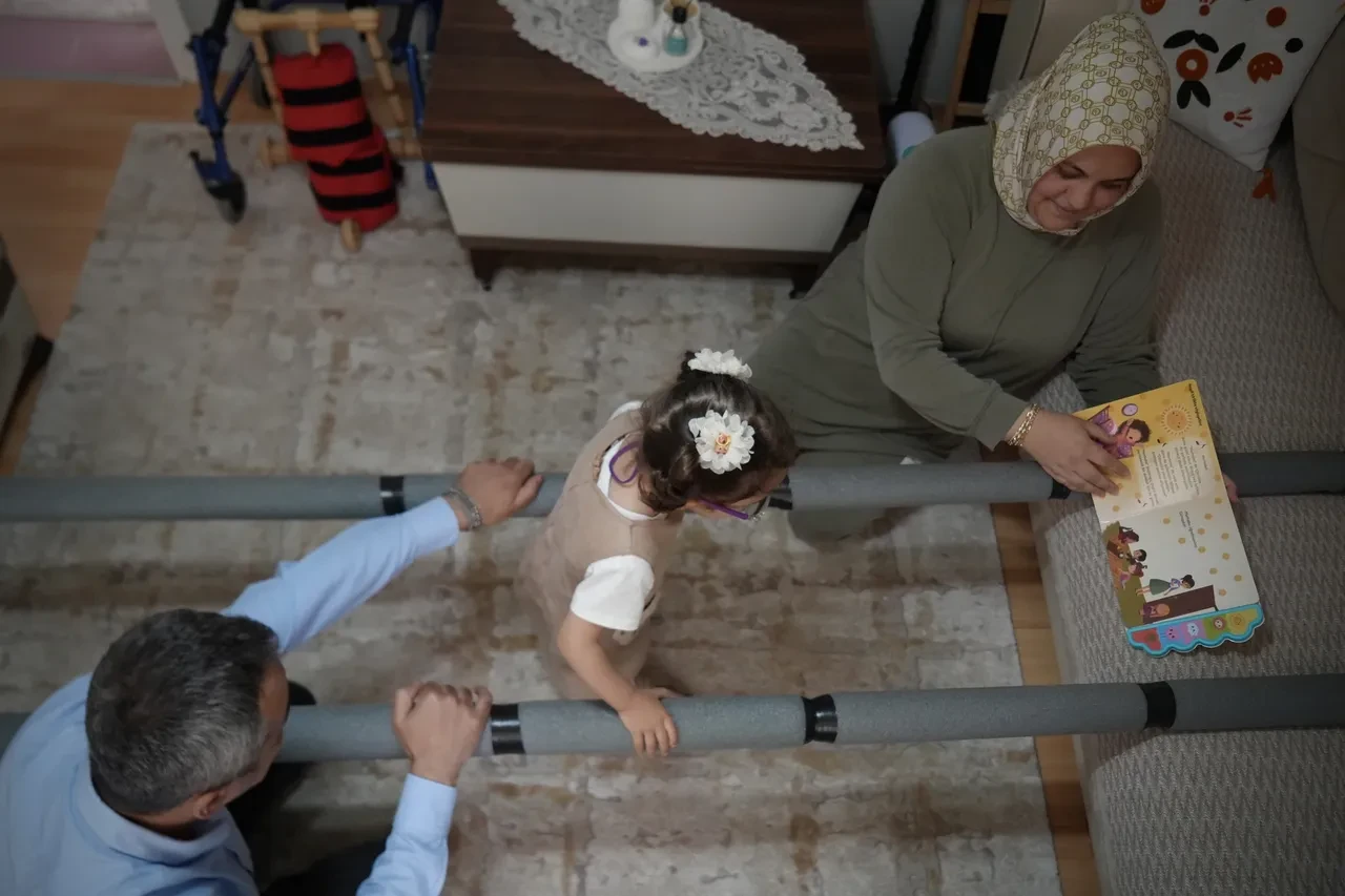 Fedakar baba, serebral palsili kızı Lina için su borusundan yürüme bariyeri yaptı