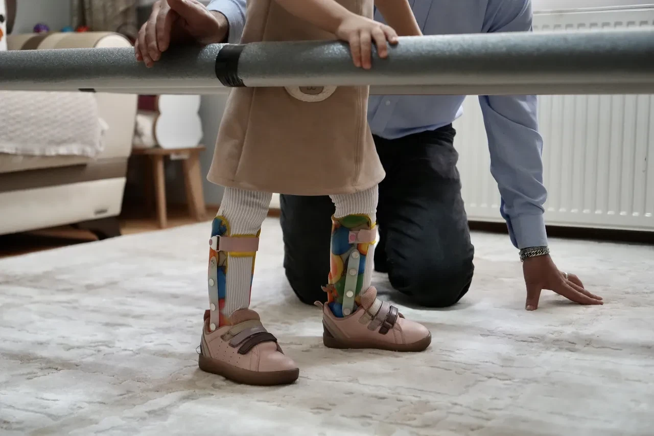 Fedakar baba, serebral palsili kızı Lina için su borusundan yürüme bariyeri yaptı