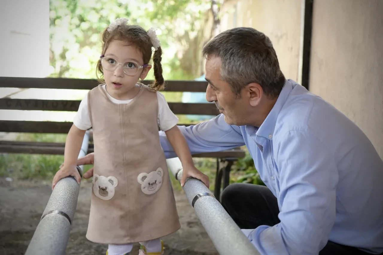 Fedakar baba, serebral palsili kızı Lina için su borusundan yürüme bariyeri yaptı