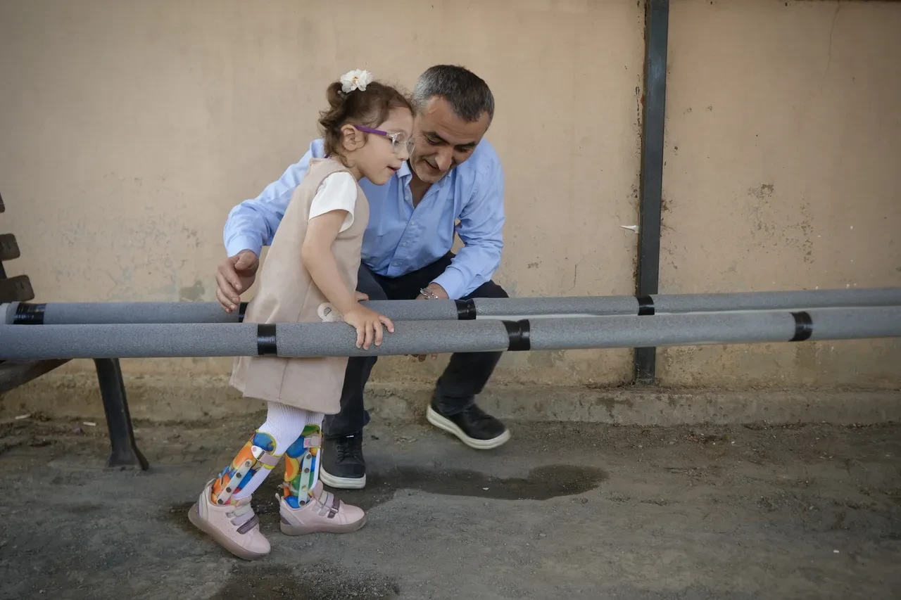 Fedakar baba, serebral palsili kızı Lina için su borusundan yürüme bariyeri yaptı