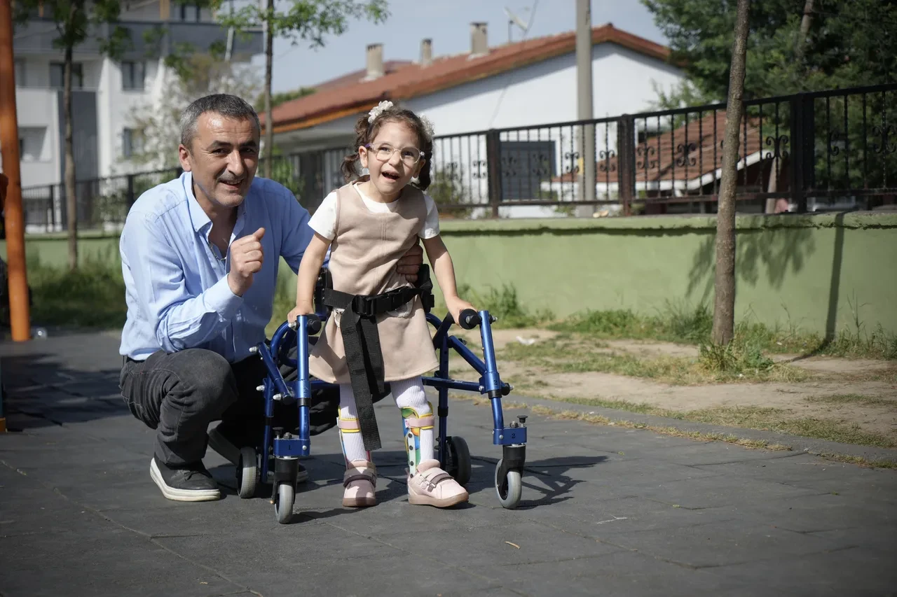 Fedakar baba, serebral palsili kızı Lina için su borusundan yürüme bariyeri yaptı