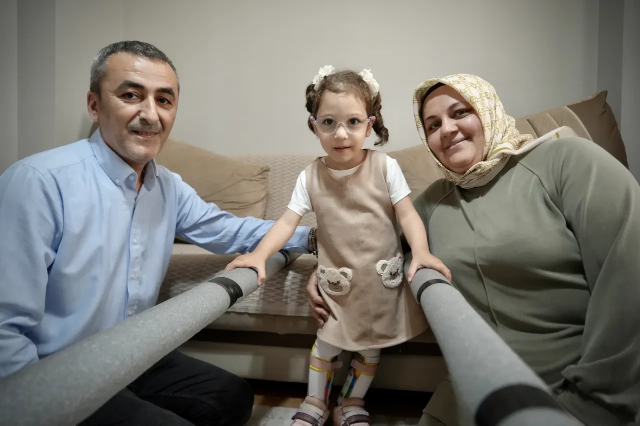 Fedakar baba, serebral palsili kızı Lina için su borusundan yürüme bariyeri yaptı