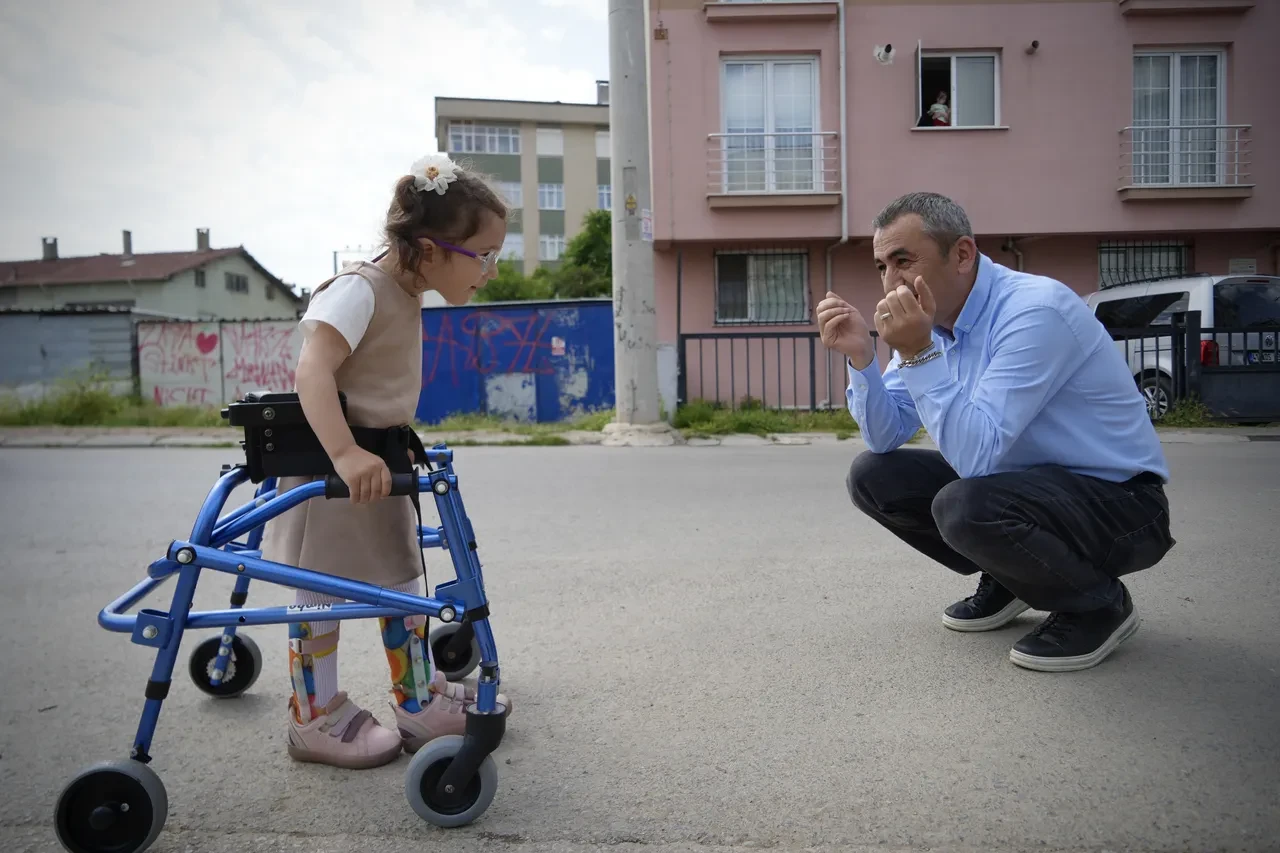 Fedakar baba, serebral palsili kızı Lina için su borusundan yürüme bariyeri yaptı