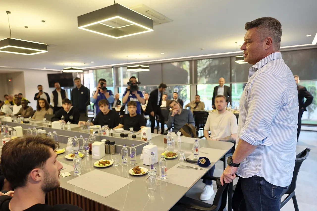 Fenerbahçe Başkanı Sadettin Saran futbolcularla buluştu