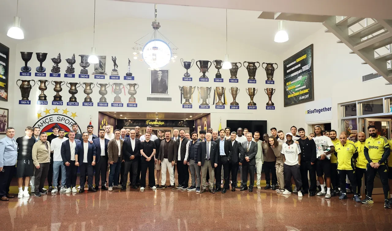Fenerbahçe Başkanı Sadettin Saran futbolcularla buluştu