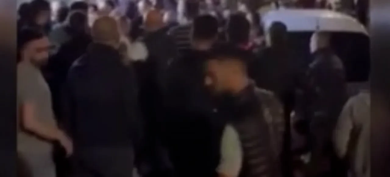 Meydan savaşı gibi kavga! Onlarca esnaf birbirine girdi: Polis bile güçlükle ayırdı 
