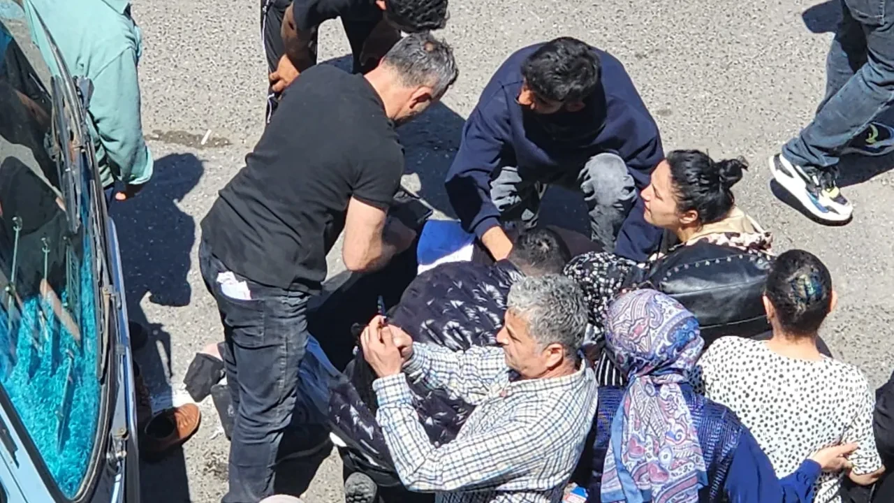 Minibüs çarpan kadın tekerleğin altında kaldı: Vatandaşlar aracı iterek çıkarttı