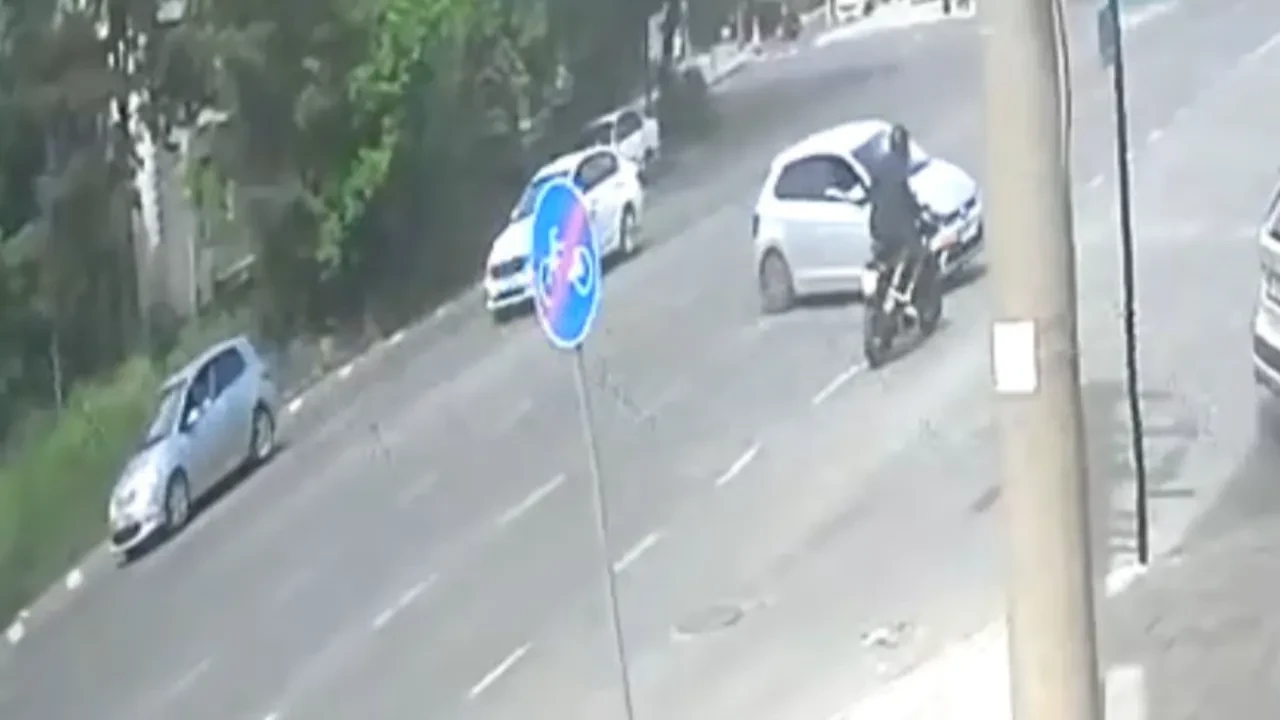 Motosiklet kazaya karıştı! 2 kişinin yaralandığı kaza kamerada