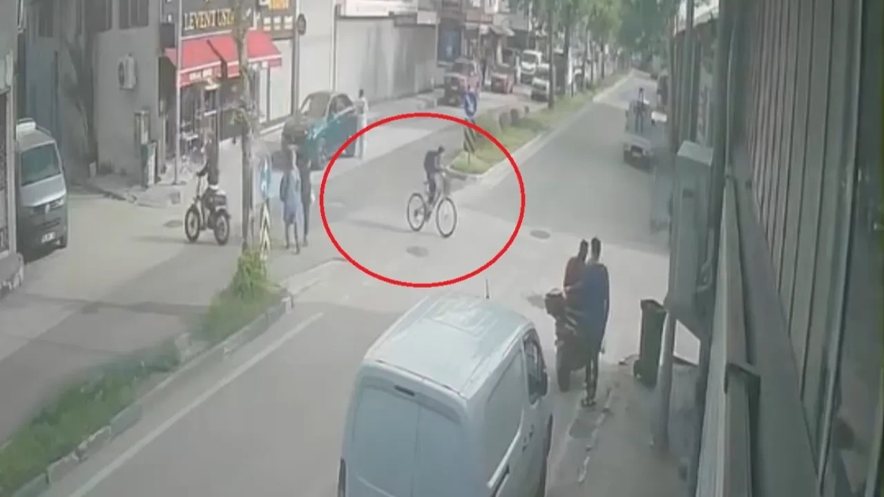 Ne tarafa gideceğini şaşırınca motosikletliyle çarpıştı! Kaza anı kamerada