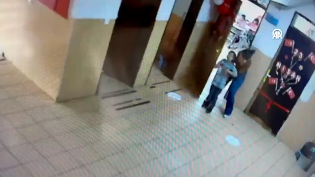 Öğrencisinin hayatını Heimlich manevrasıyla kurtarıldı! O anlar kamerada 