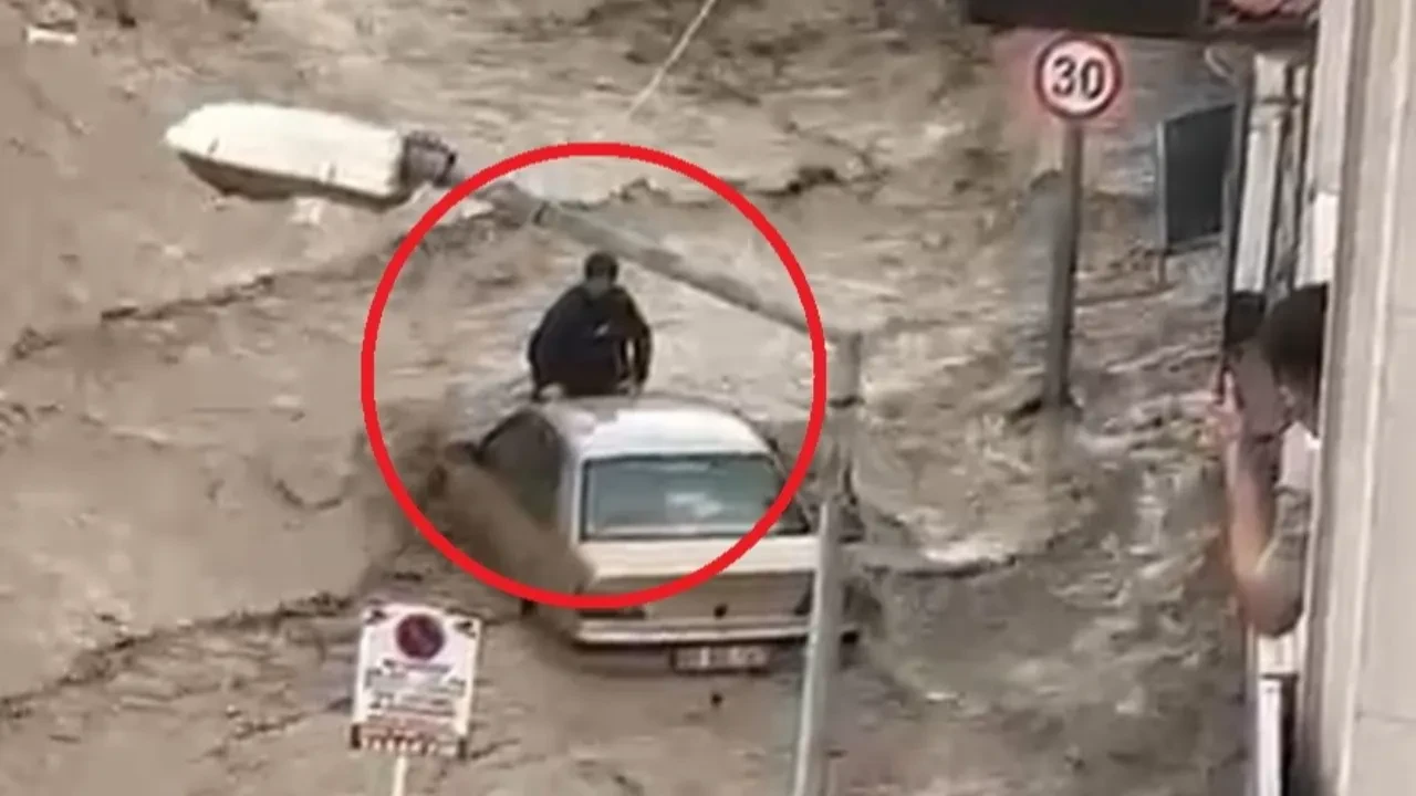 Samsun sele teslim oldu: Bir vatandaşın suya kapılan otomobilin üzerine sığındığı anlar kamerada!