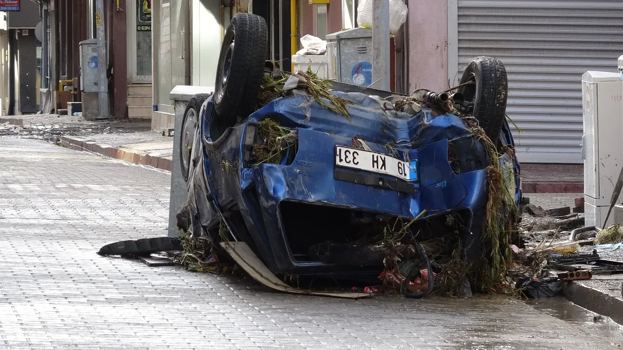 Samsun'da sel felaketi! Evler balçık içinde kaldı, araçlar sürüklendi: Felaketin boyutu gün ağarınca ortaya çıktı