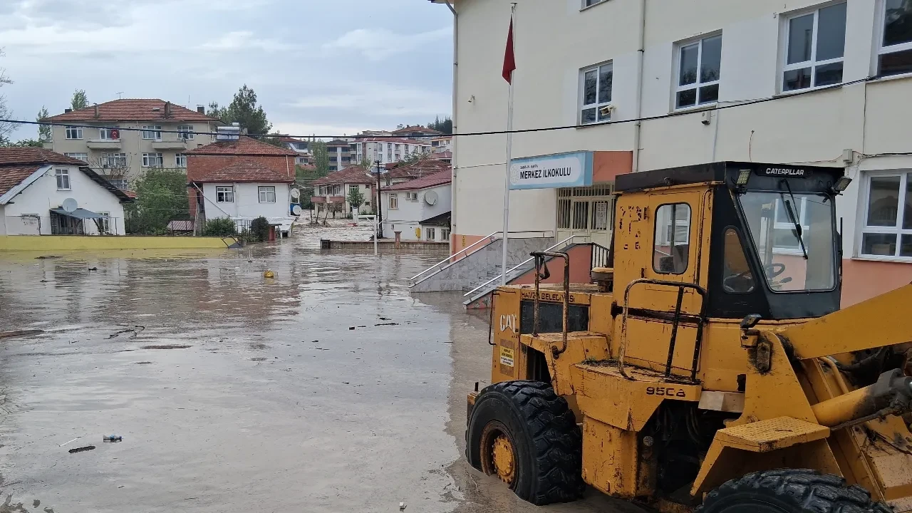Samsun'u sel aldı! Bazı okullarda eğitime ara verildi